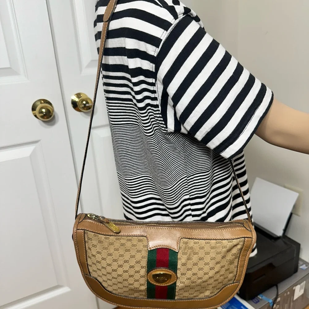 Gucci Shoulder Bag - Picture 7 of 9